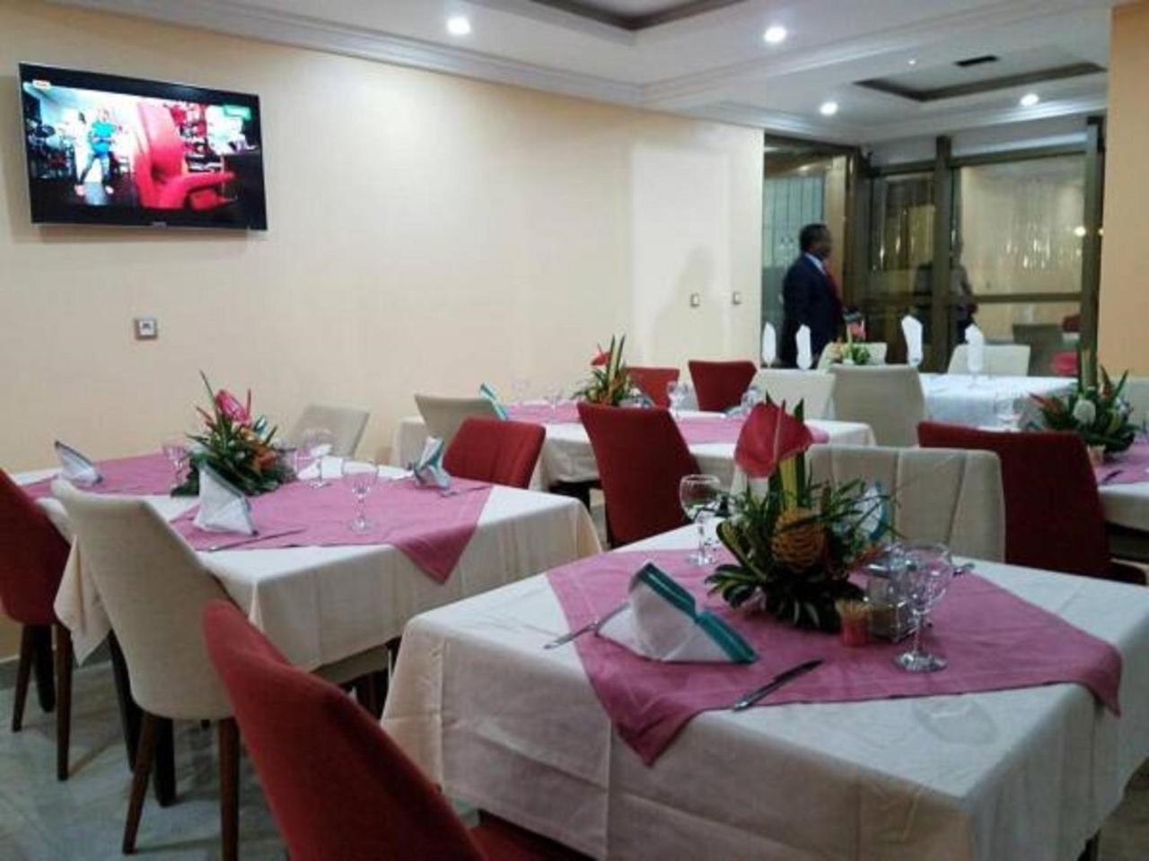 Mbayaville Hotel ドゥアラ エクステリア 写真