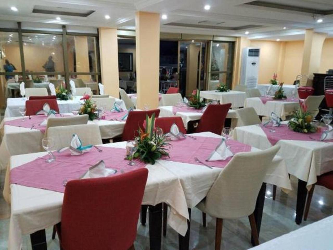 Mbayaville Hotel ドゥアラ エクステリア 写真
